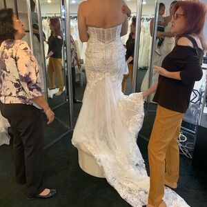 Elegant White Lace Wedding Dress strapless